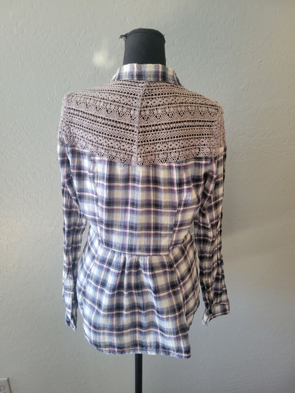 Free People plaid button-down shirt featuring crochet lace on the shoulder SZ L - Picture 7 of 11